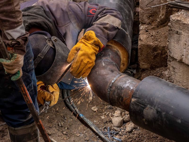 Repair work on a sewer pipe in an open trench